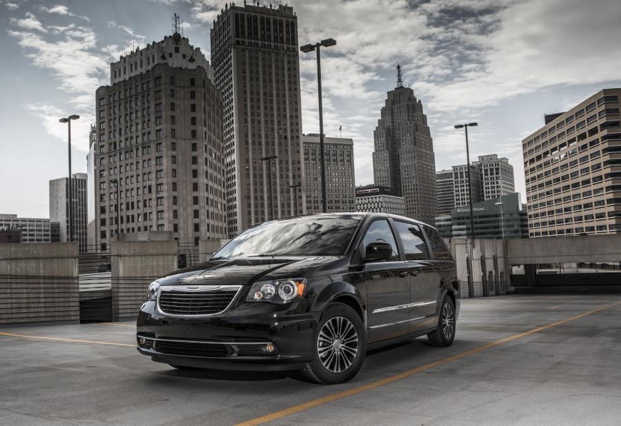  Chrysler Town & Country S 2013 года  (фото 10 из 12)